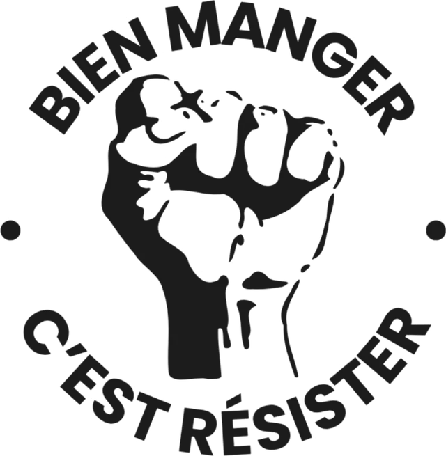 Le sticker de Maison : un poing levé entouré de la devise « Bien manger c'est résister ».